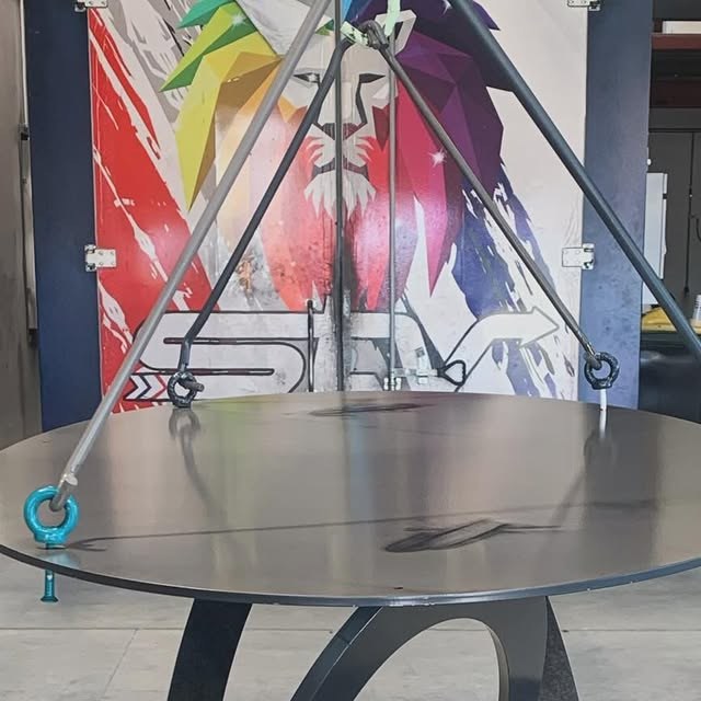 Plateau de table métallique suspendu en cours de thermolaquage — atelier STV 83