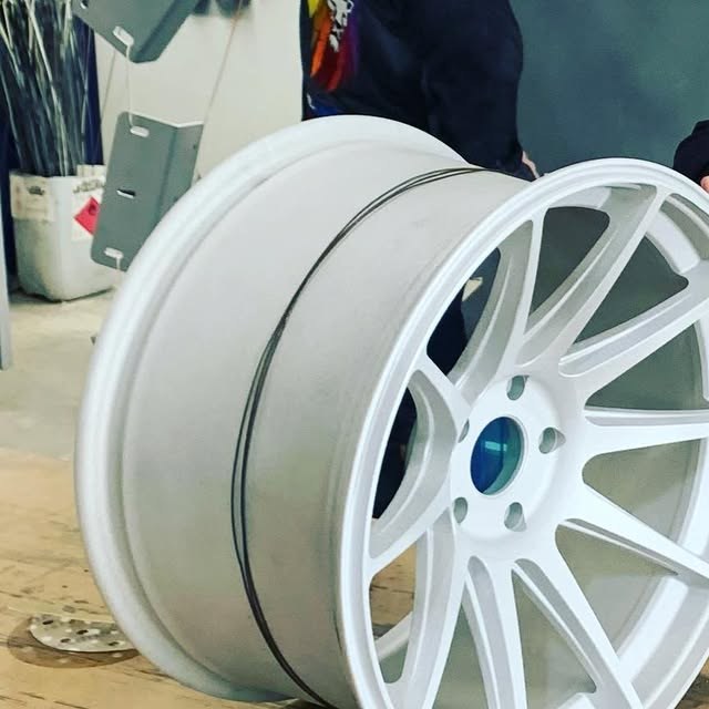 Jante automobile thermolaquée blanc satiné dans l'atelier STV 83