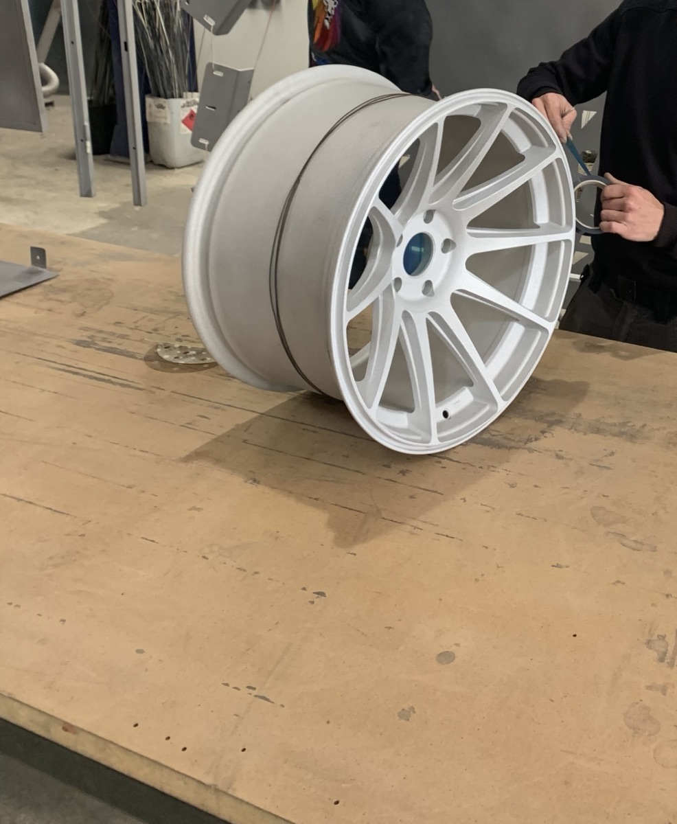 Jante automobile thermolaquée blanc nacré en finition atelier — STV 83 Var
