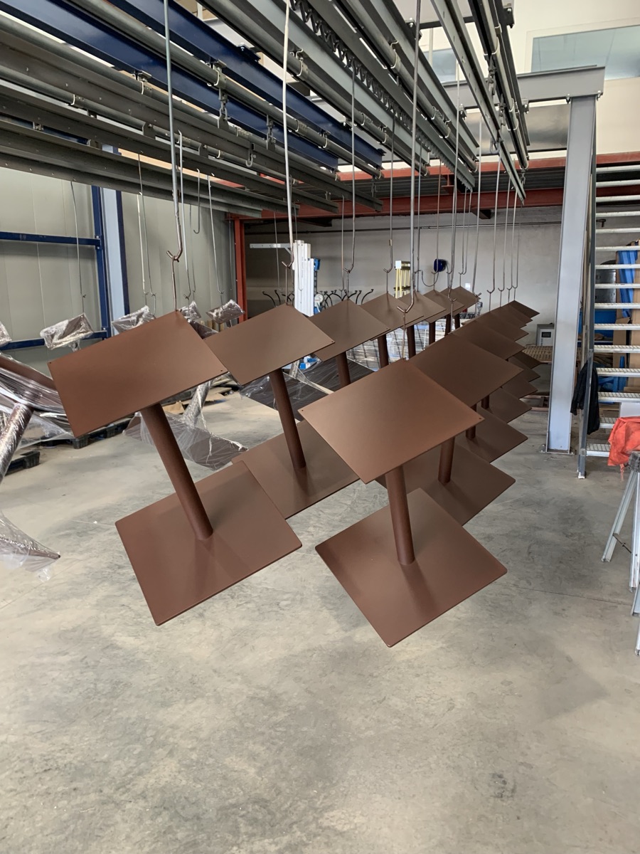Tables métalliques thermolaquées marron prêtes à livrer — STV 83 Var