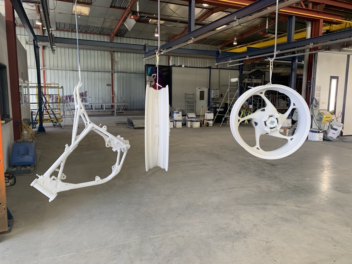 Cadre et jantes de moto thermolaqués blanc, suspendus avant cuisson — STV 83
