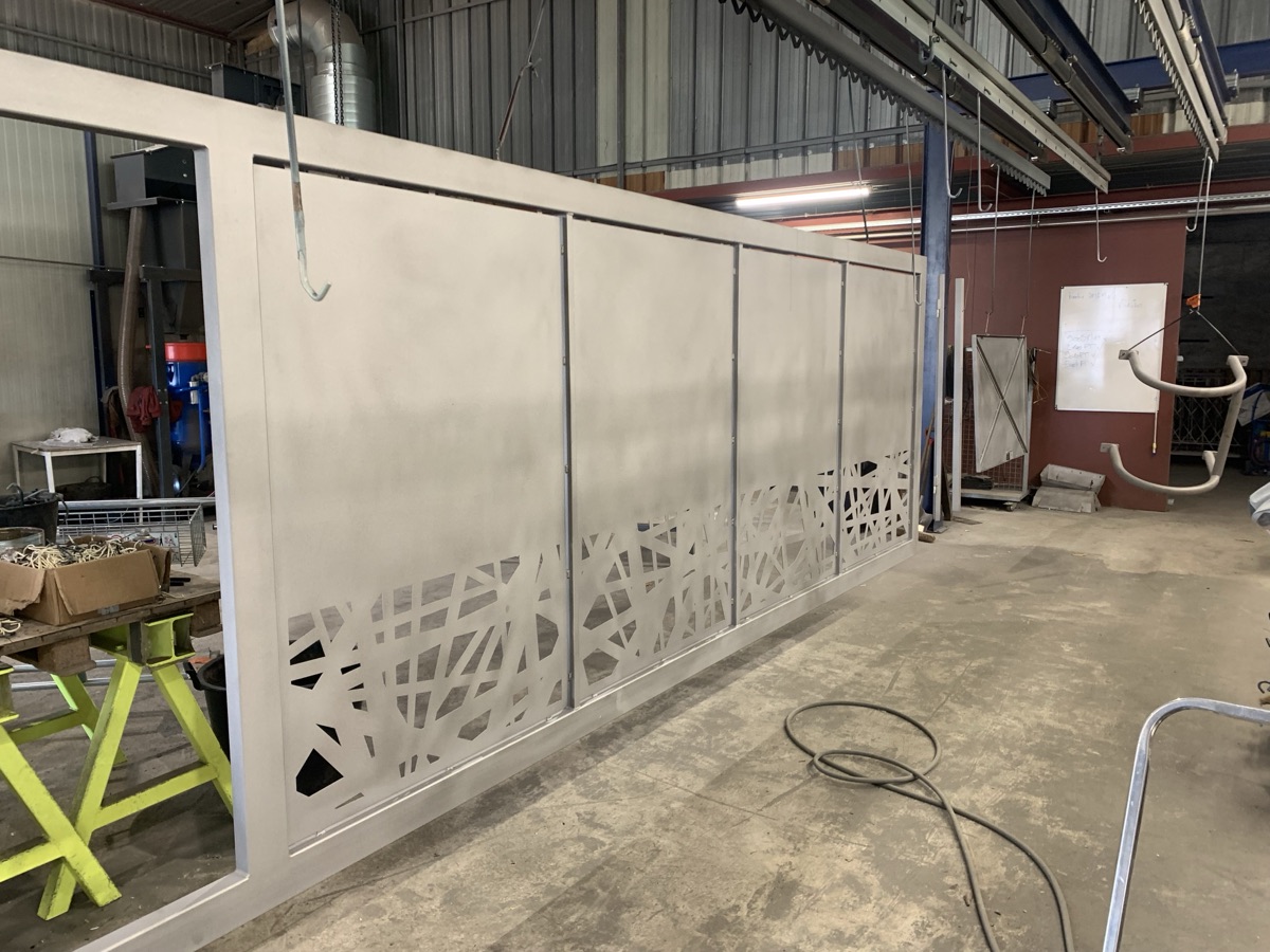 Portail coulissant à panneaux découpe laser en finition dans l'atelier — STV 83 La Seyne-sur-Mer