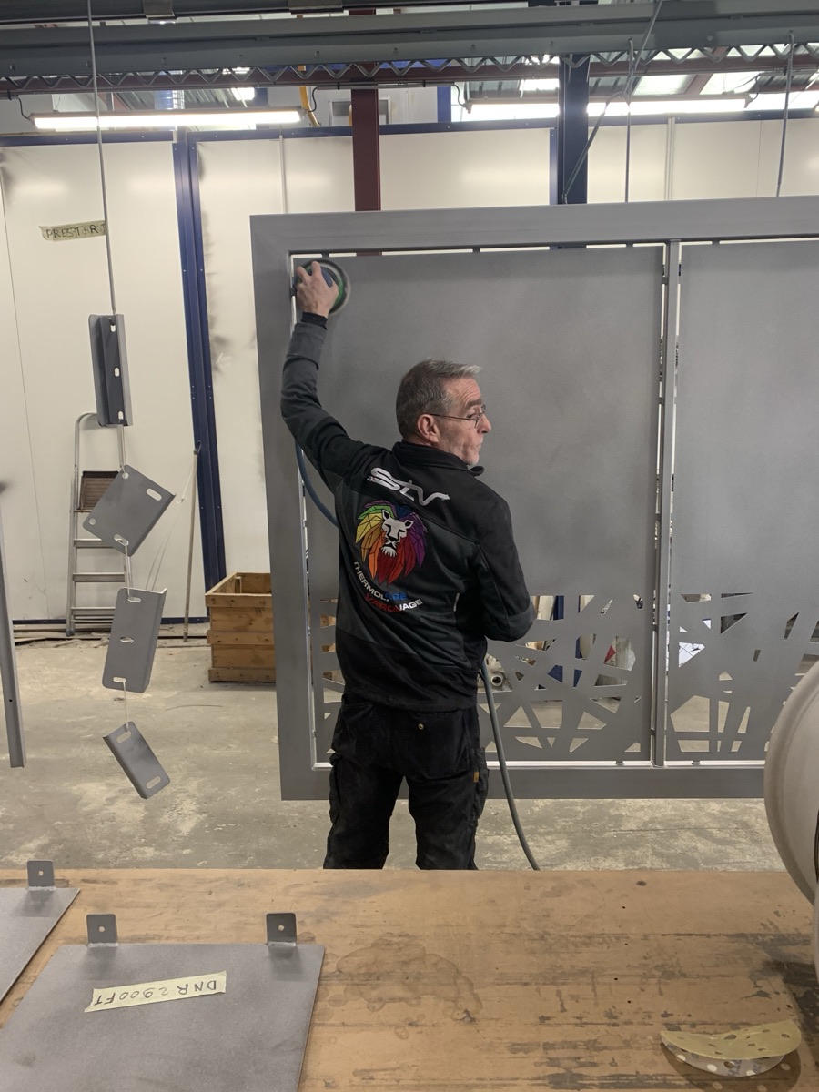Vantail de portail découpe laser sablé, en préparation avant thermolaquage — atelier STV 83 La Seyne-sur-Mer